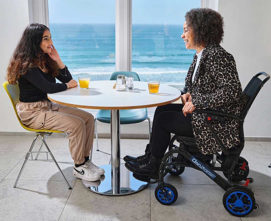 Motus - Quickie Q50 R Carbon by table