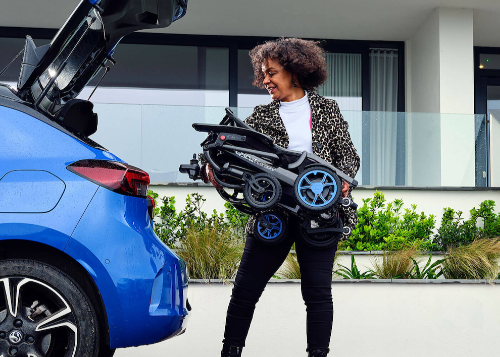 Motus - Quickie Q50 R Carbon being lifted into car boot